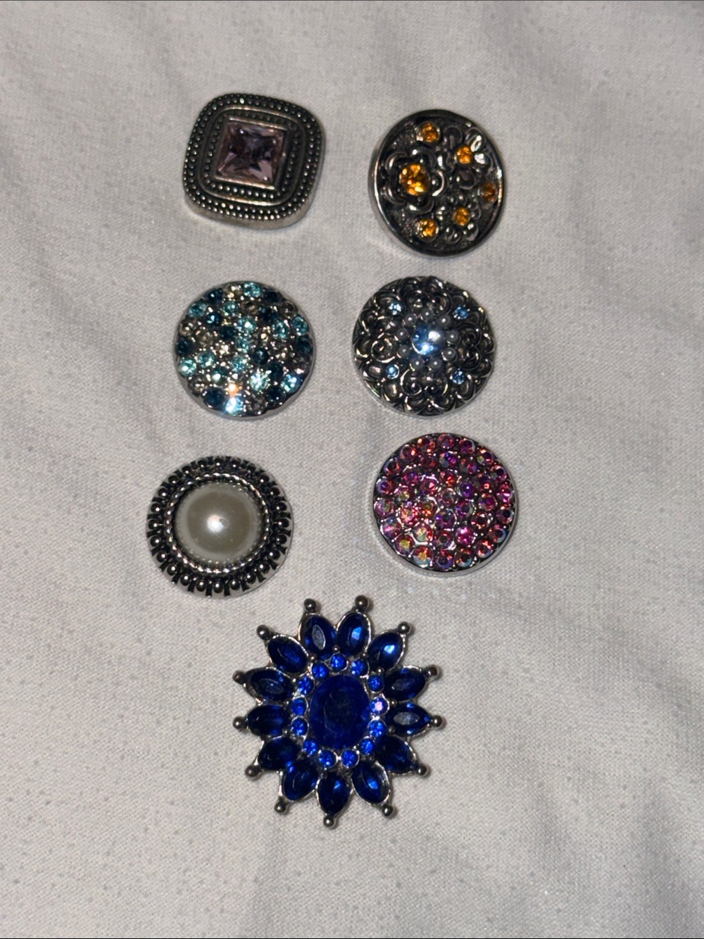 Set of 7 sparkly jewelry snaps in silver tone metal